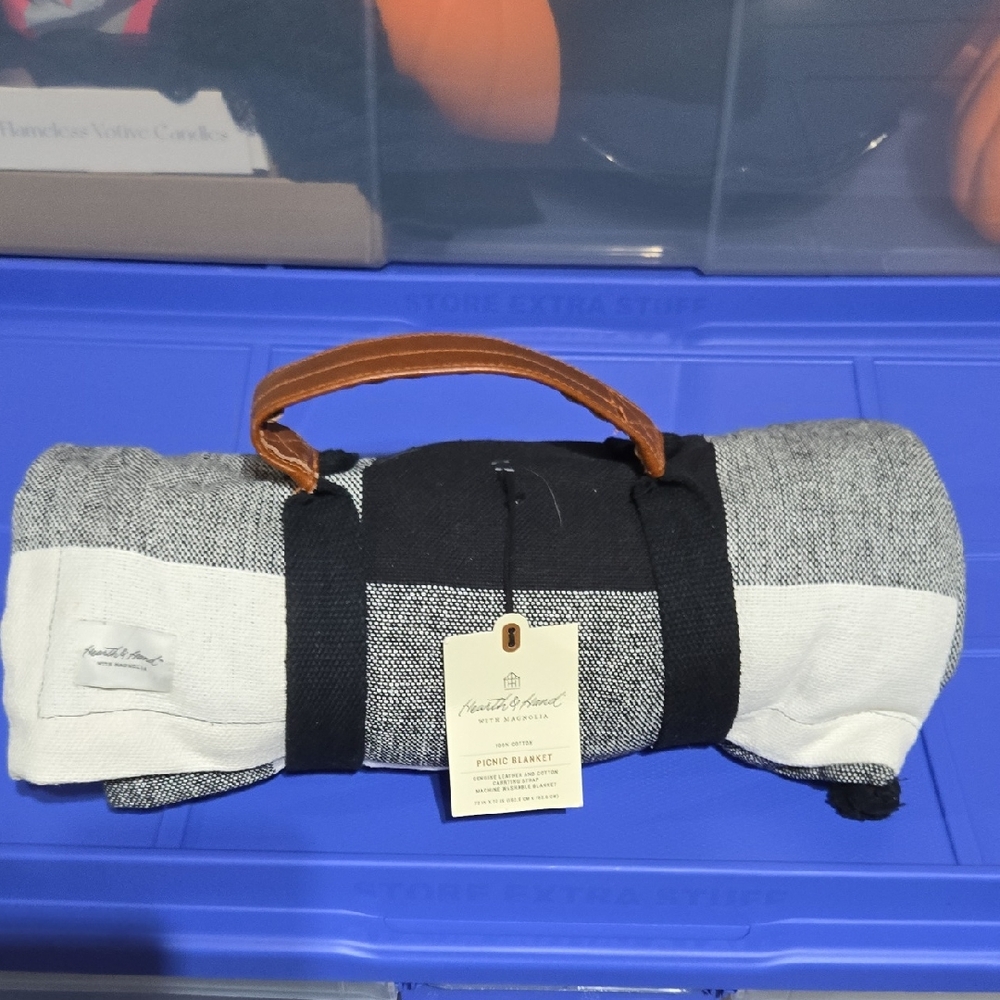 NWT 🌟Hearth & Hand Black and White Picnic Blanket with Tan Handle